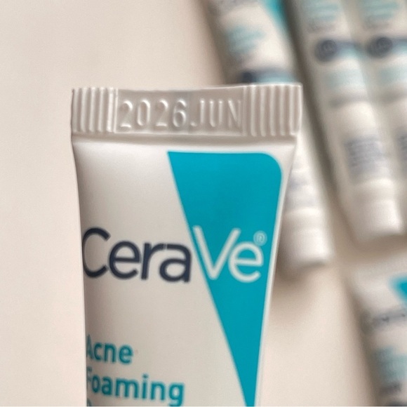 Cerave Acne Foaming Cream Wash 10% Benzoyl Peroxide Box of 15 Tubes 0.34 fl oz - Picture 6 of 6